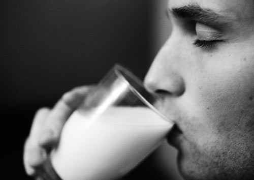 Нужно ли пить бодибилдерам молоко?